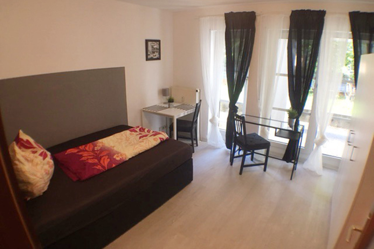 Blick in das Schlafzimmer mit Terasse im City Apartment in Mannheim